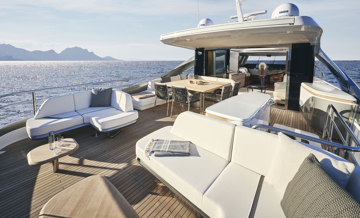 http://princessyachtsmonaco.com/wp-content/uploads/princess-x80/x80-interior-aft-upper-deck-1.jpg