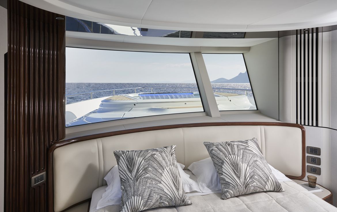 http://princessyachtsmonaco.com/wp-content/uploads/princess-x80/x80-interior-master-stateroom-3.jpg