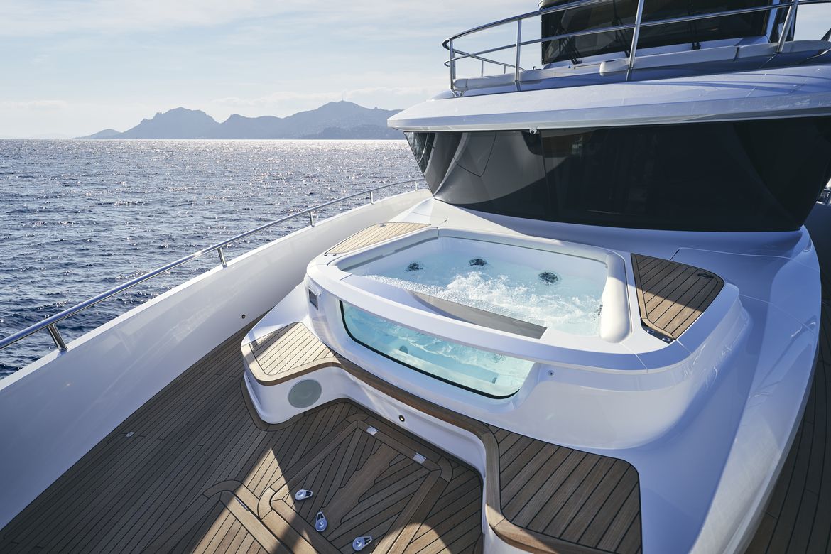 http://princessyachtsmonaco.com/wp-content/uploads/princess-x80/x80-jacuzzi.jpg