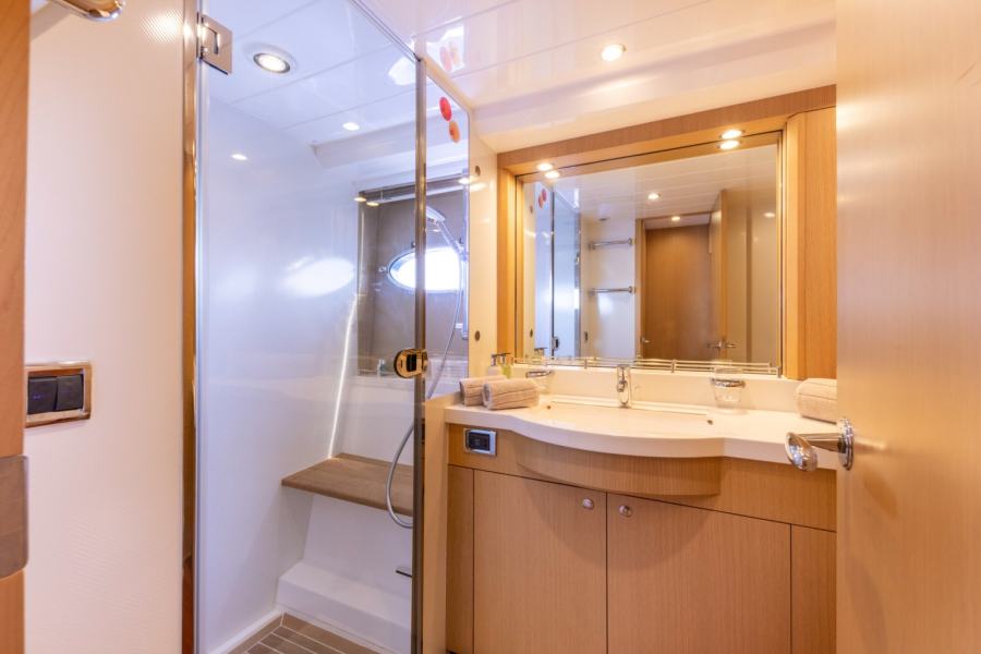 Princess V70 (21.7 m, 2008) for Sale in France (23)