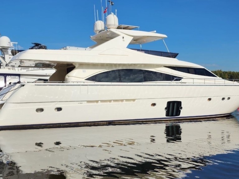 2010 Ferretti 830