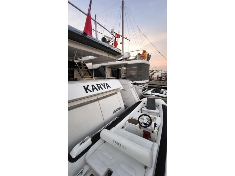 Ferretti 780